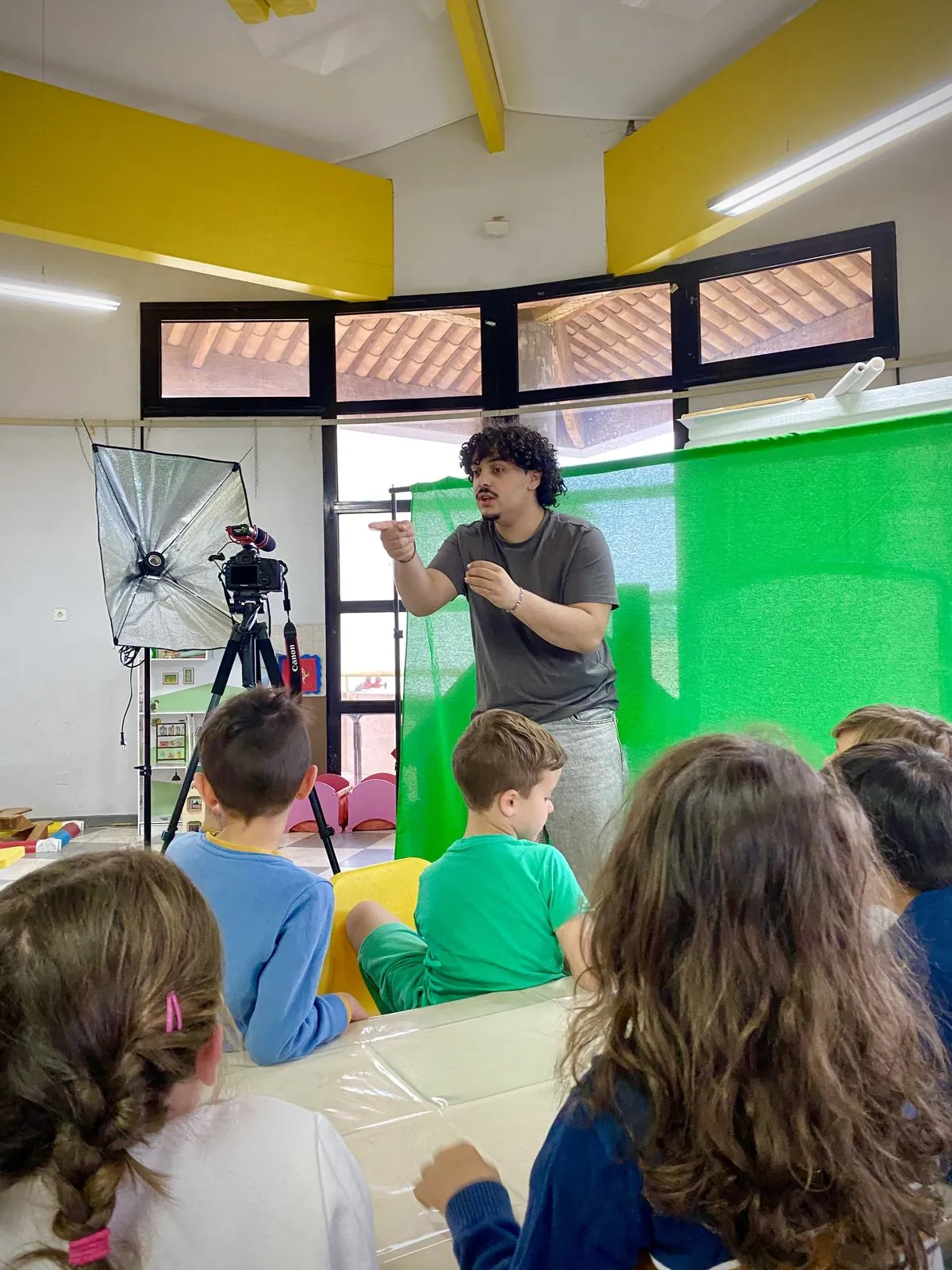 Intervention en milieu scolaire avec un fond vert