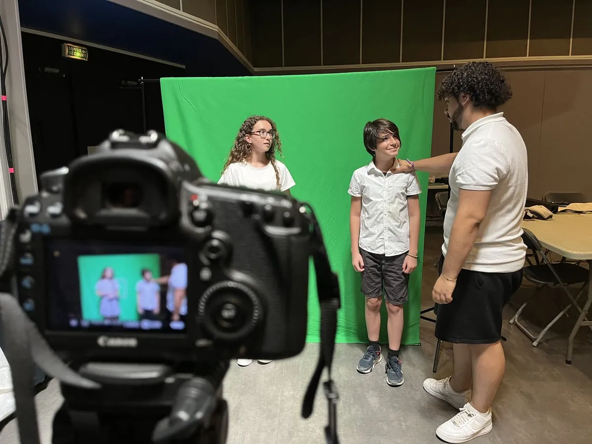 Mise en place d'un tournage sur fond vert avec deux jeunes