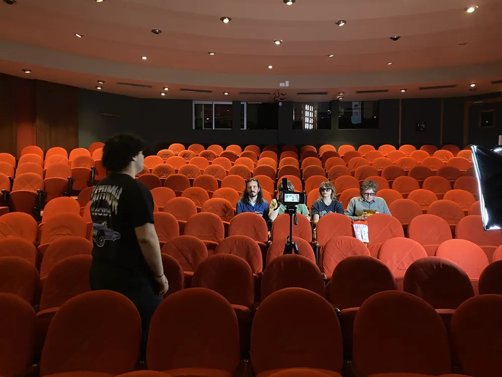 Tournage du clip d'un groupe marseillais dans une salle de cinéma