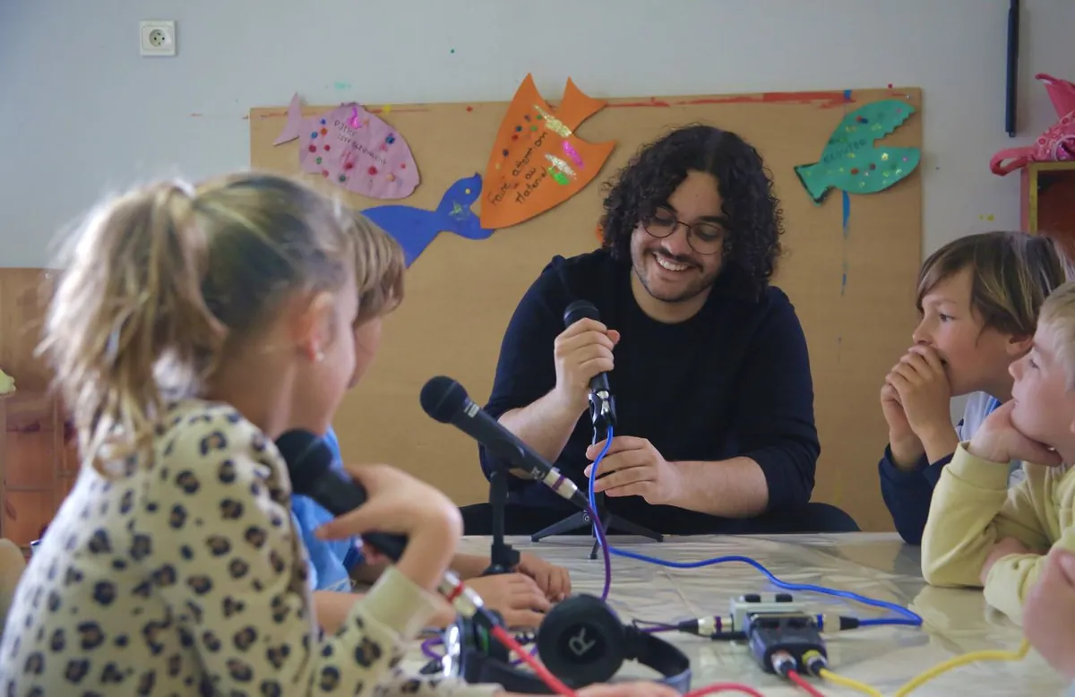Enfants au micro pendant un atelier radio