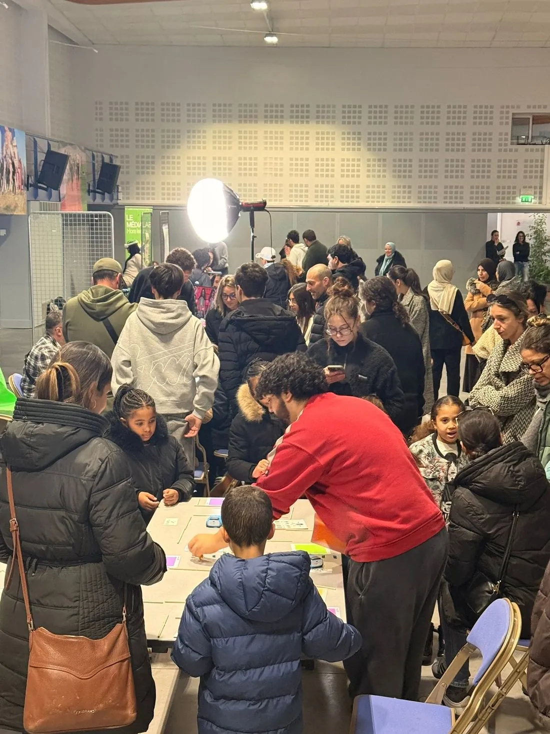 Salle pleine de familles pendant une soirée numérique au médialab