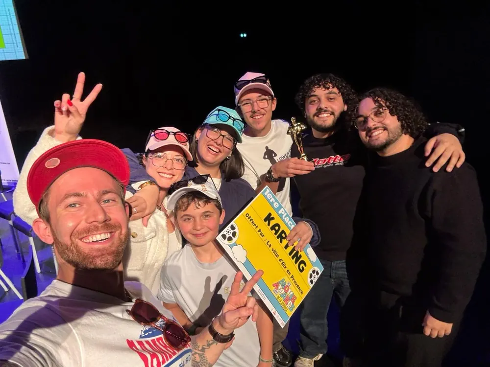 L'équipe et les jeunes avec le trophée des Aix Movie Awards