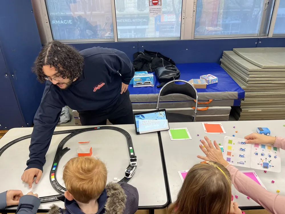 Atelier robotique parents et enfants autour d'un train programmable