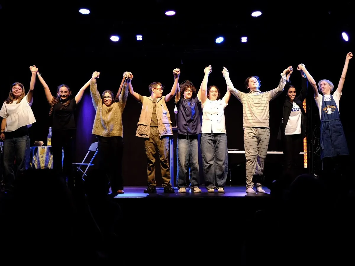 La troupe des jeunes comédiens salue le public en fin de représentation