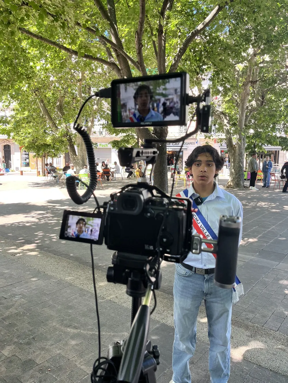 Caméra et retours vidéo lors d'un tournage en extérieur
