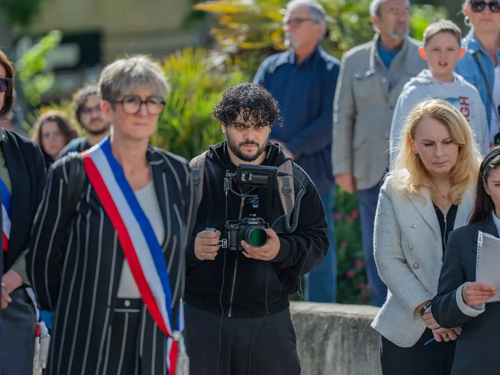 Cadreur en train de filmer une cérémonie officielle