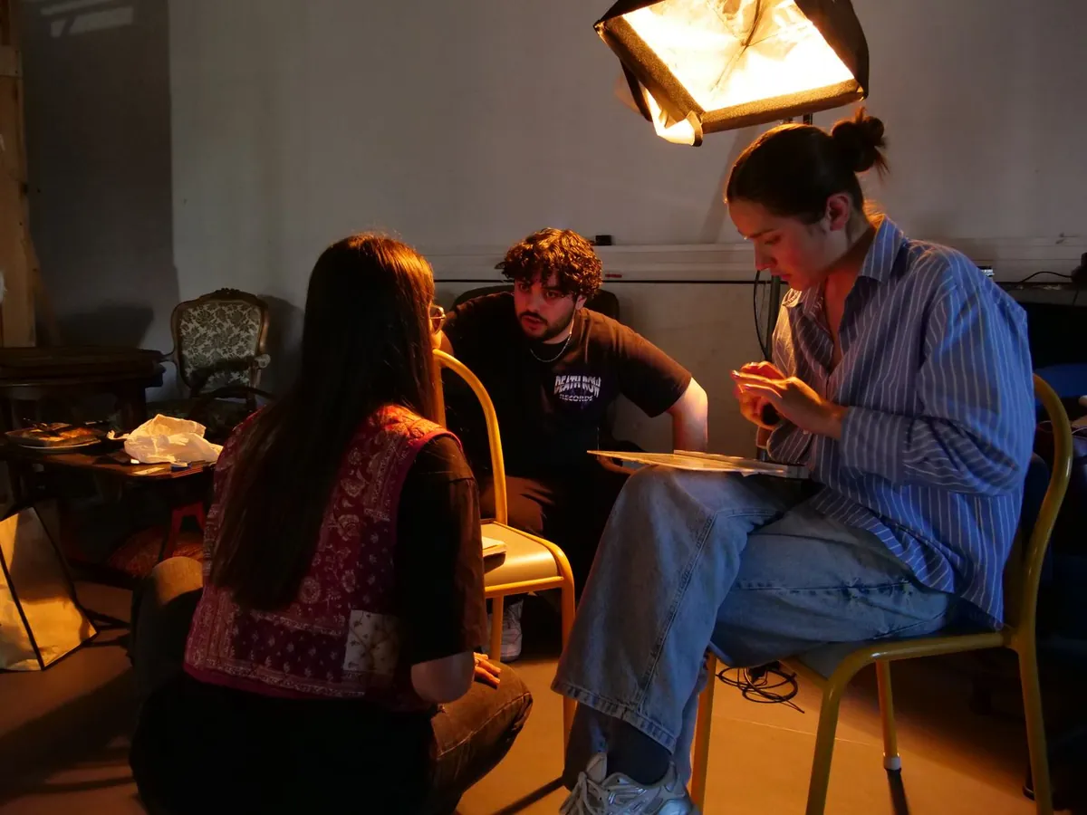 Tournage d'une scène en intérieur, sous la lumière du projecteur