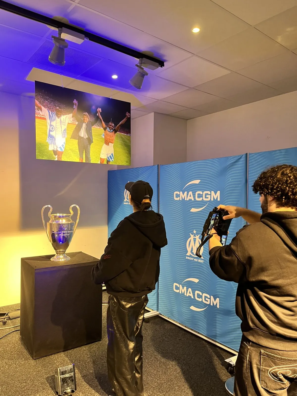 Captation d'un événement OM et CMA CGM devant le trophée de la Ligue des champions