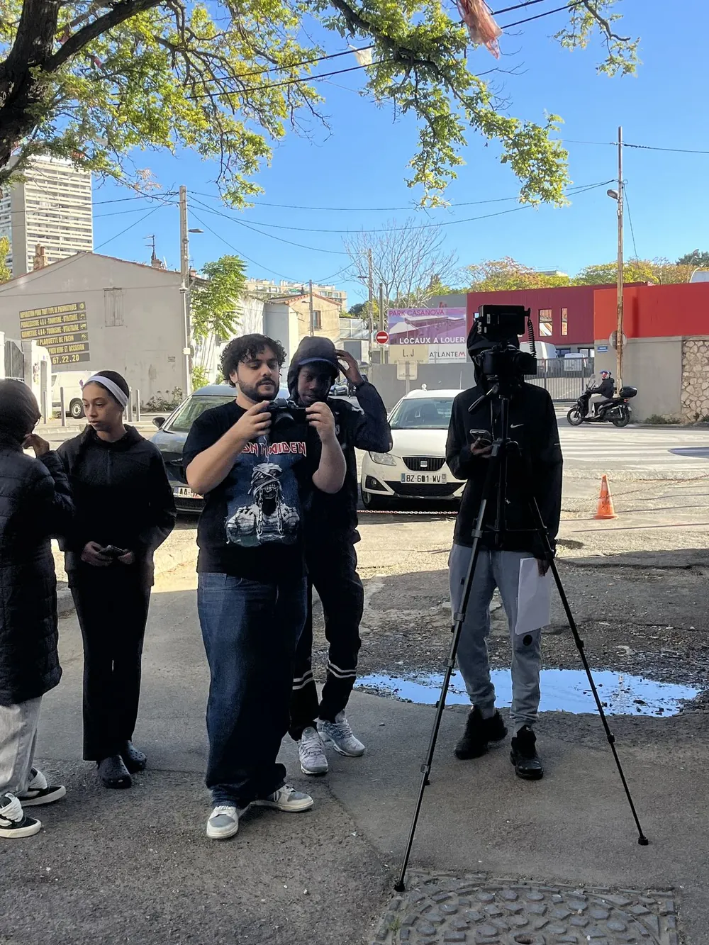 Jeunes derrière la caméra pendant un tournage de rue