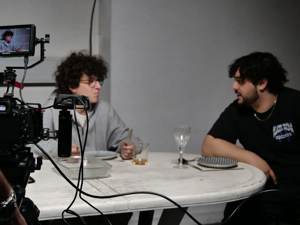 Caméra et retour vidéo pendant le tournage d'une scène